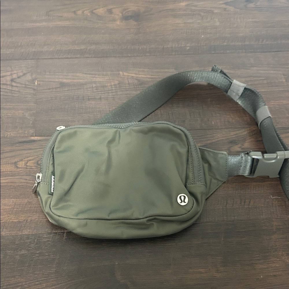 lululemon athletica 2L Belt Bag in elephant gray
